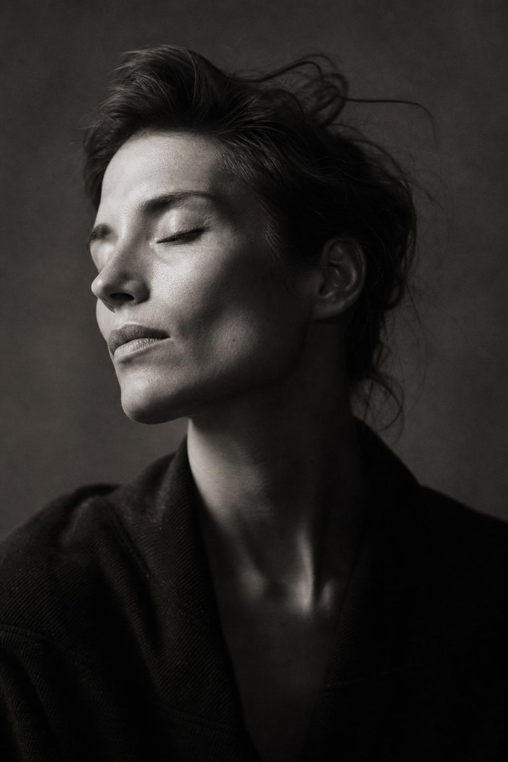 Editorial B&N — retrato cercano, pómulos definidos, bichectomía