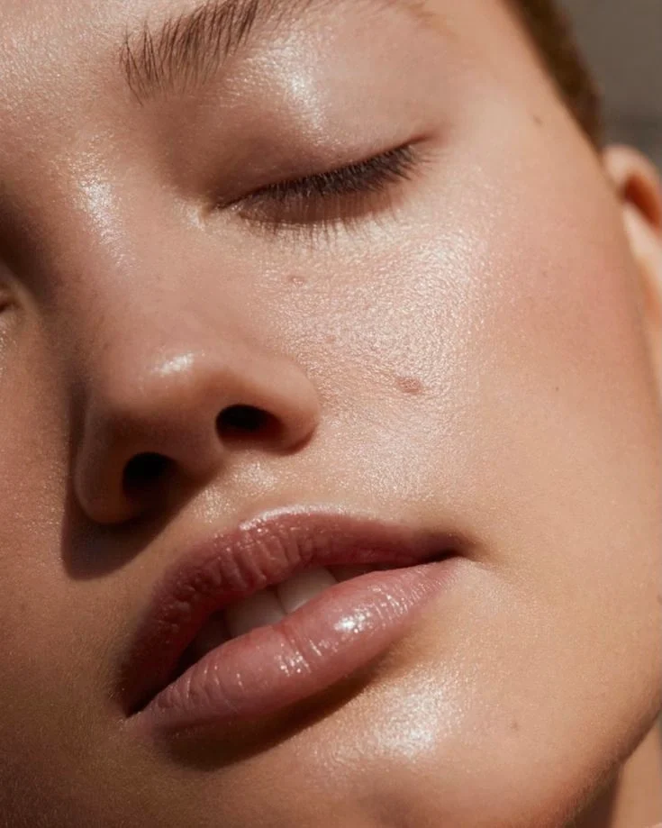 Editorial — ojo cerrado y labios, piel descansada, rejuvenecimiento facial