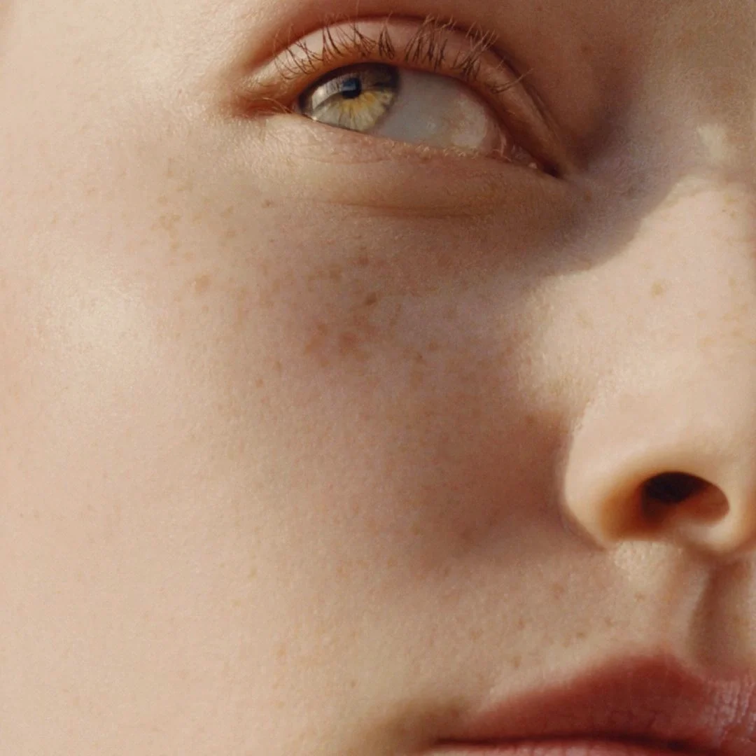 Editorial — mirada hacia arriba y piel con pecas, rejuvenecimiento facial